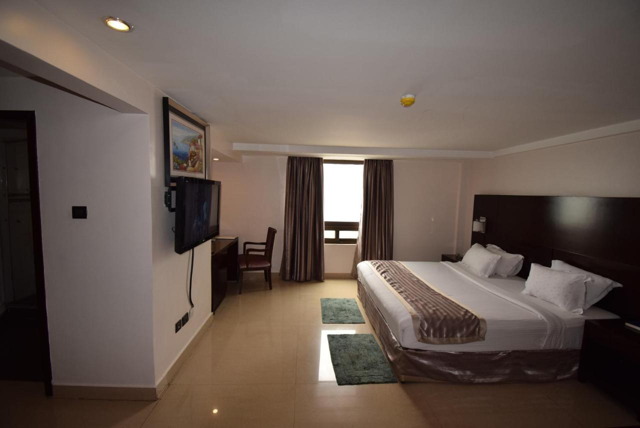 Noble House Hotel Kumasi Buitenkant foto
